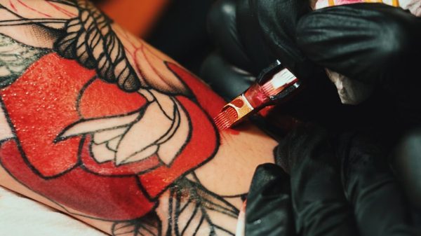 União Europeia veta tipos de tintas de tatuagem; especialista comenta