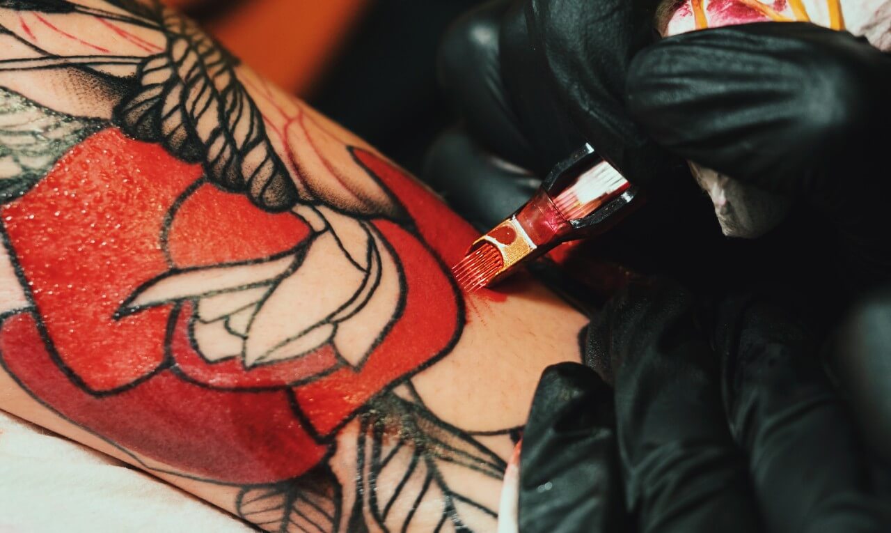 União Europeia veta tipos de tintas de tatuagem; especialista comenta