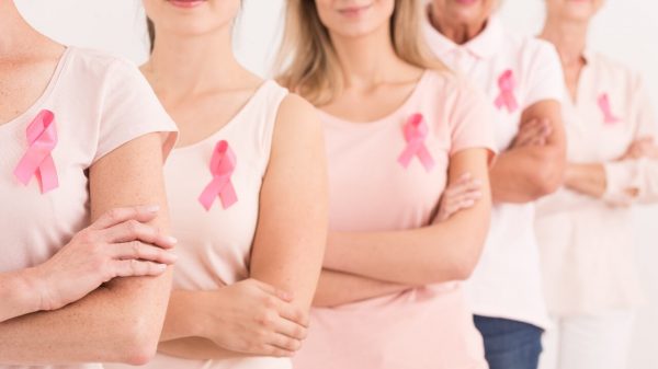 Outubro Rosa: projeto tatua mulheres mastectomizadas gratuitamente