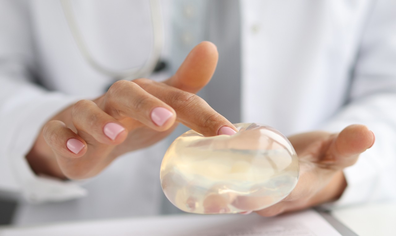 Cirurgião plástico alerta sobre os riscos das próteses de silicone