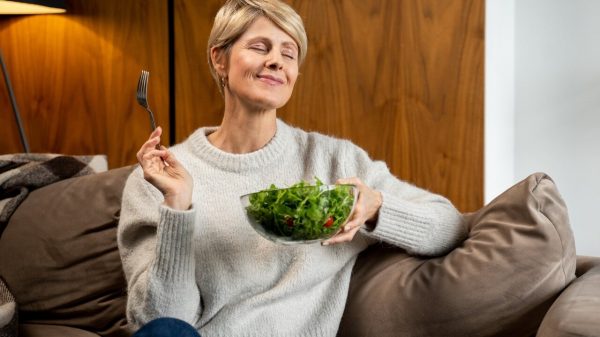 Dia do Veganismo: dieta vegana pode reduzir sintomas da menopausa