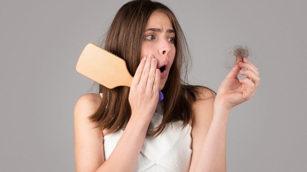 Dieta vegana faz o cabelo cair? Saiba como evitar a queda capilar