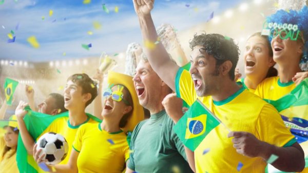 Vai torcer pelo Brasil? Confira dicas para cuidar da voz e da audição