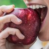 Quais os benefícios de comer maçã em jejum? Entenda