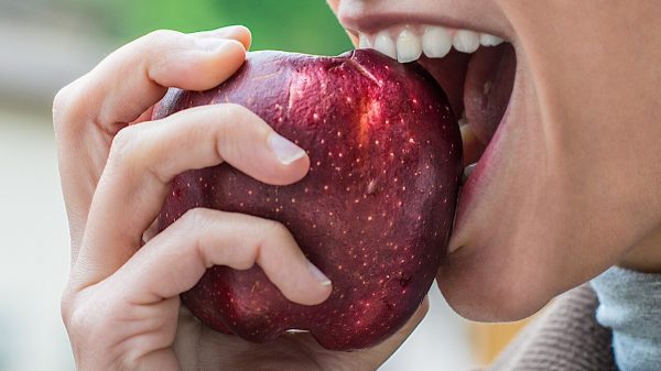 Quais os benefícios de comer maçã em jejum? Entenda