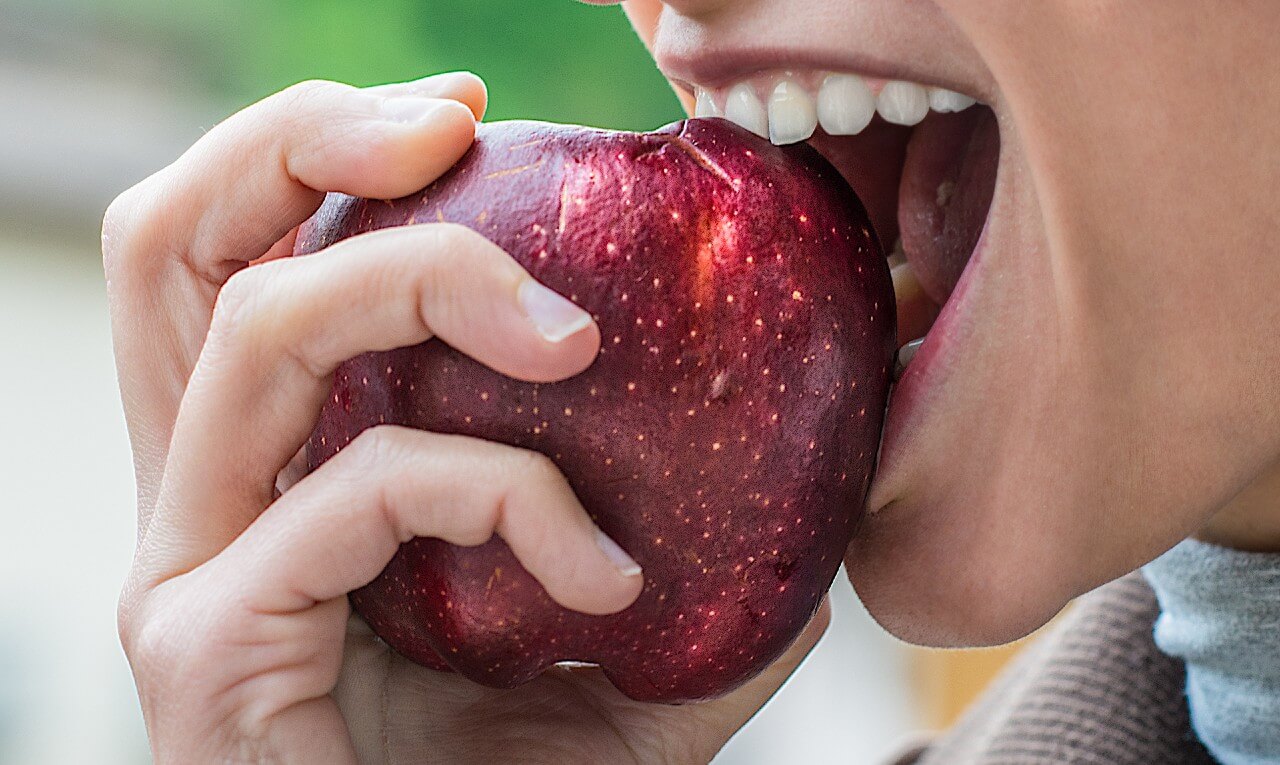 Quais os benefícios de comer maçã em jejum? Entenda