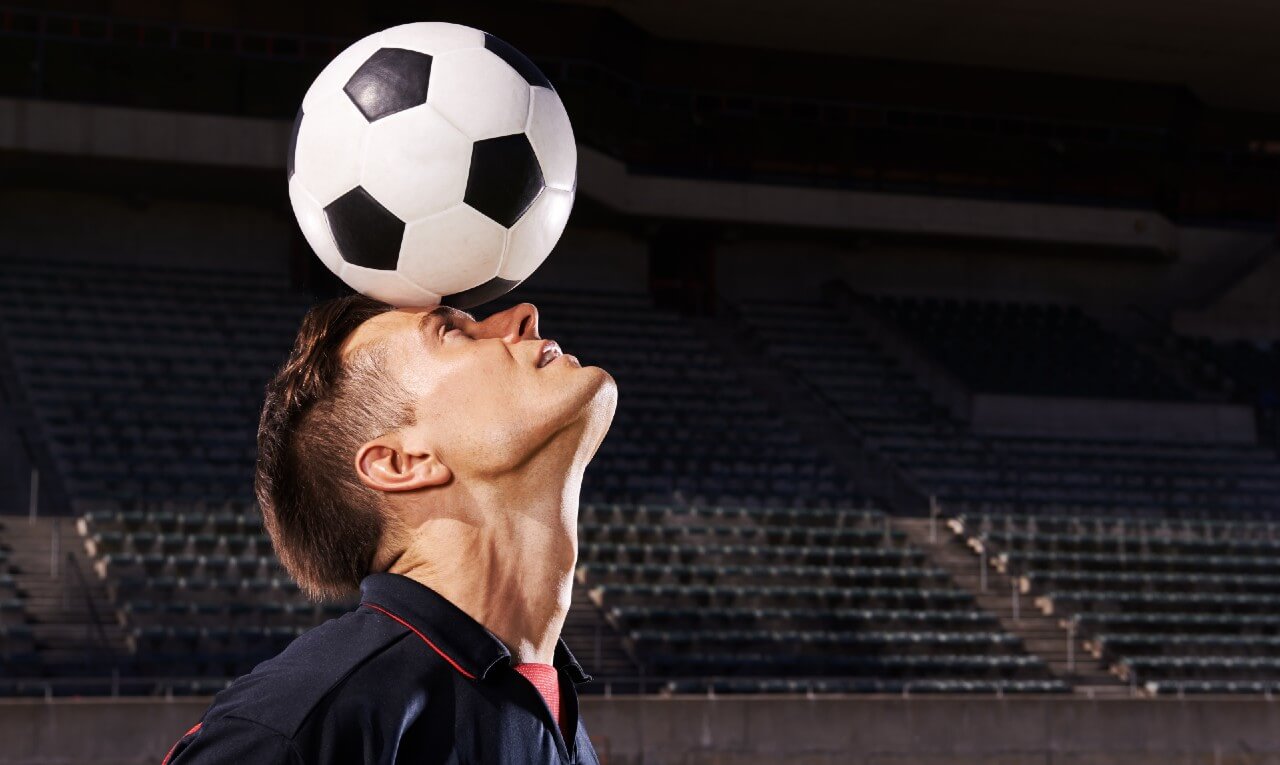 Cabeceadas no futebol podem causar danos neurológicos