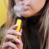 Cigarro eletrônico: fumar vape aumenta o risco de cárie, diz estudo