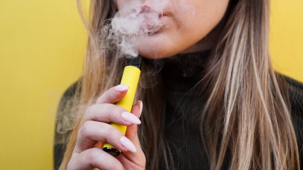 Cigarro eletrônico: fumar vape aumenta o risco de cárie, diz estudo