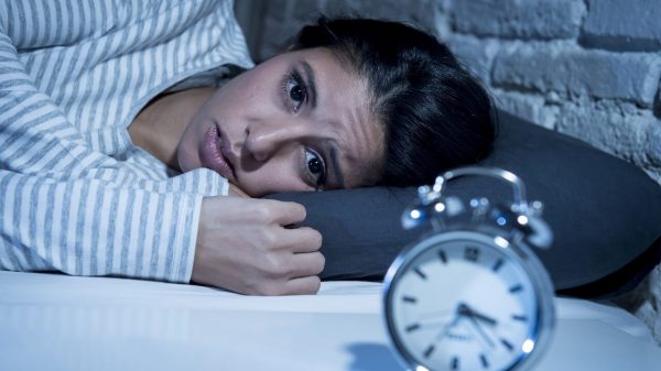 Insônia: dormir mal pode estar te engordando! Entenda o motivo