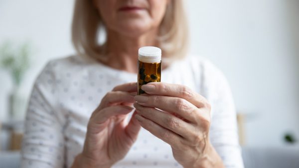 EUA aprova nova droga para Alzheimer, mas há riscos; entenda