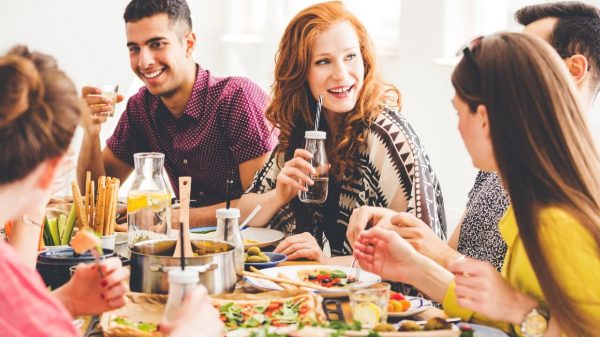 É possível! Saiba como aproveitar as festas sem exagerar