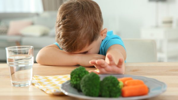 Seu filho não come certos alimentos? Pode ser dificuldade alimentar