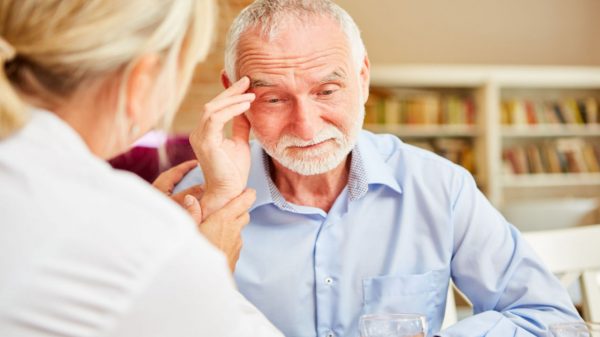 Médicos revelam sinais de alerta que podem indicar Alzheimer