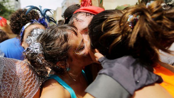 Beijar muito no Carnaval é normal, mas é importante ter cuidado