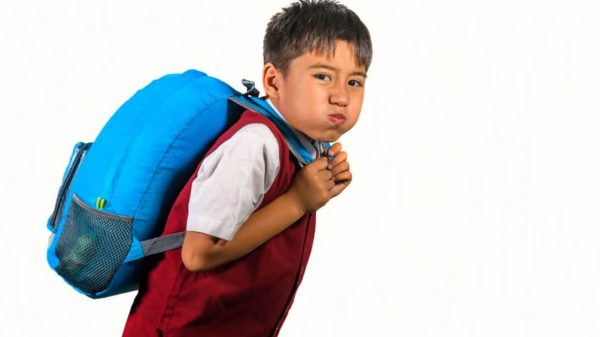 Volta às aulas: mochilas pesadas podem causar problemas na coluna