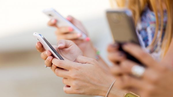 Uso excessivo do celular traz problemas físicos e mentais; entenda