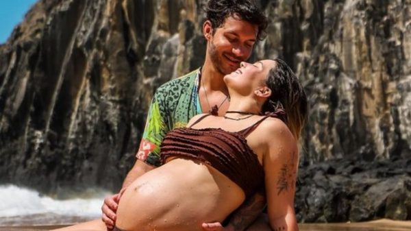 Viih Tube leva “caldo” e bate barriga na praia; há riscos para o bebê?