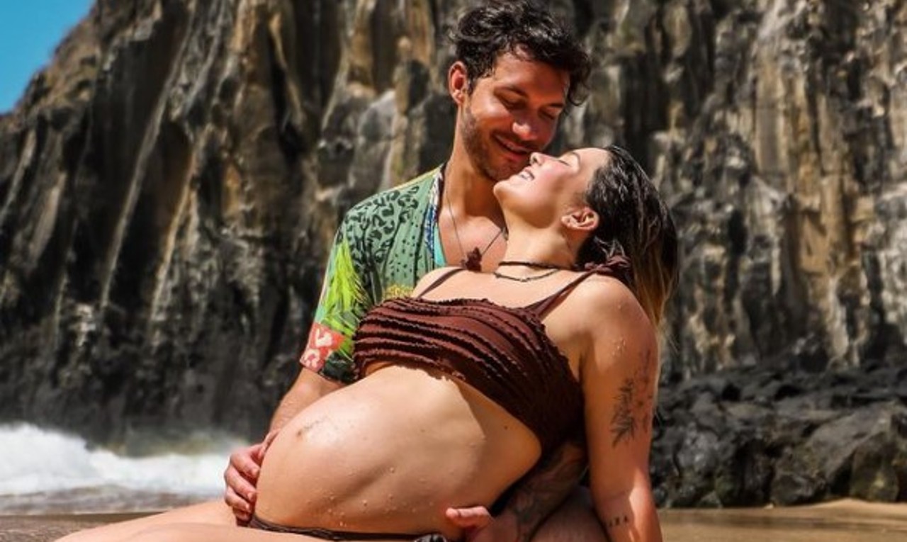 Viih Tube leva “caldo” e bate barriga na praia; há riscos para o bebê?