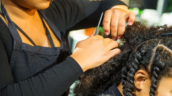 Anvisa proíbe venda de pomadas para cabelo; entenda os riscos