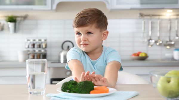Crianças com transtorno sensorial têm problemas para comer; entenda