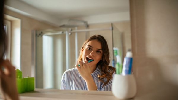 Estudo: 90% dos brasileiros escovam os dentes menos do que o ideal