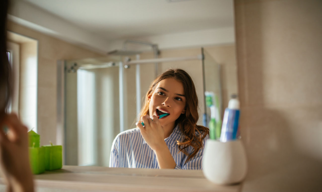Estudo: 90% dos brasileiros escovam os dentes menos do que o ideal