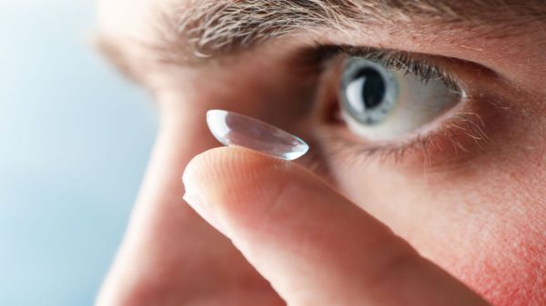 Americano fica cego por conta de lente de contato; veja os riscos