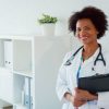 Na linha de frente: 7 em cada 10 trabalhadores da saúde são mulheres