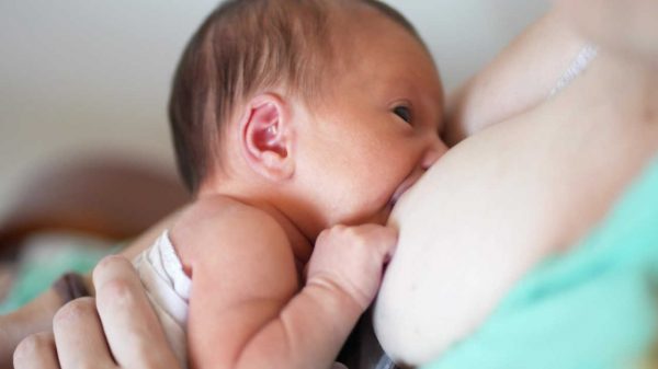 Amamentação: médica dá dicas para adaptar a mãe e o bebê
