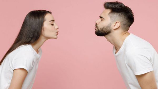 Dia do Beijo: beijar é bom, mas também é arriscado; entenda