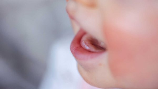 Primeiros dentes: o que fazer para diminuir o desconforto do bebê?