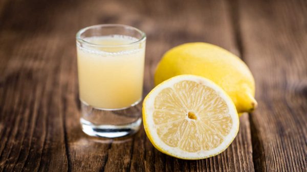 Shot matinal de limão: por que é preciso tomar cuidado com o hábito