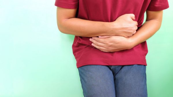 Intestino solto e inchaço abdominal? Saiba o que causa esses sintomas