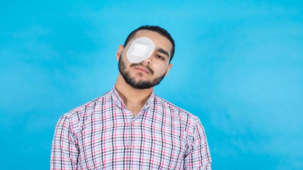 Corpo estranho no olho: o que fazer e quais os riscos para a visão?