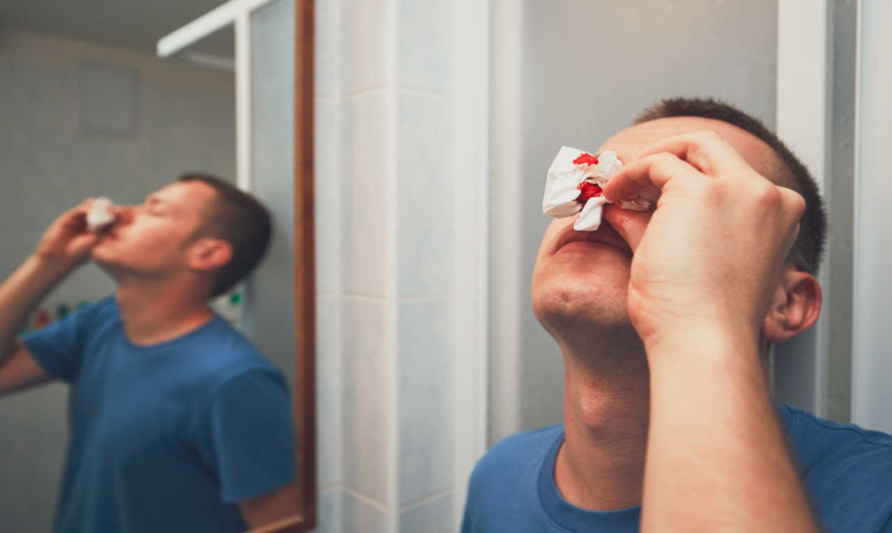 Sangramento nasal: saiba o que causa e como parar o sangue