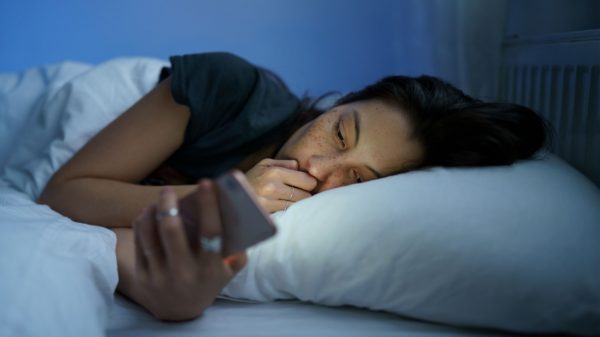 Dormir tarde aumenta risco de morte? Entenda impacto do sono na saúde