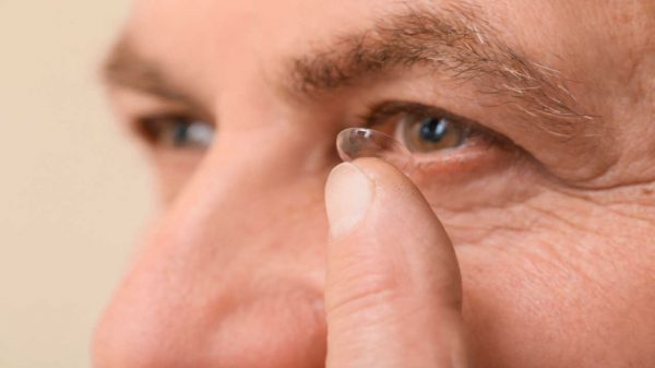 Homem passa 3 anos sem trocar lentes de contato; veja os riscos