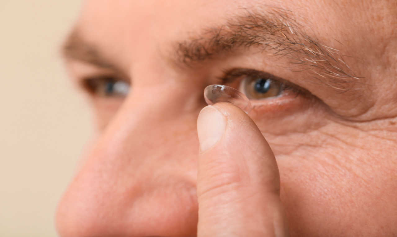 Homem passa 3 anos sem trocar lentes de contato; veja os riscos