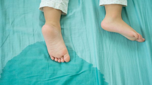 Xixi na cama: saiba como acolher a criança com enurese noturna