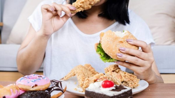 Compulsão alimentar fez influencer engordar 15kg; veja como combater o transtorno
