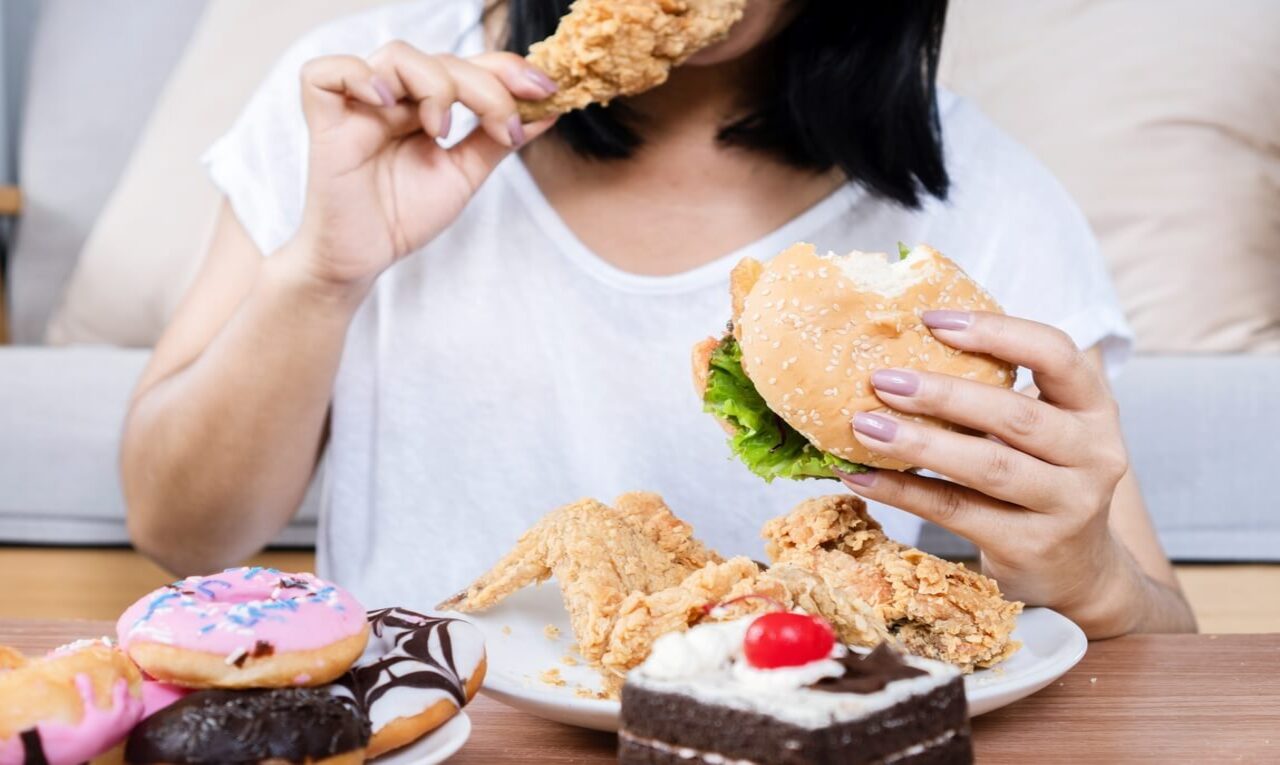 Compulsão alimentar fez influencer engordar 15kg; veja como combater o transtorno