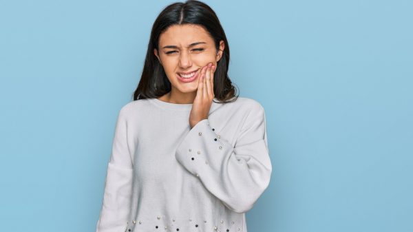 Sensibilidade dos dentes aumenta nos dias frios; saiba como evitar