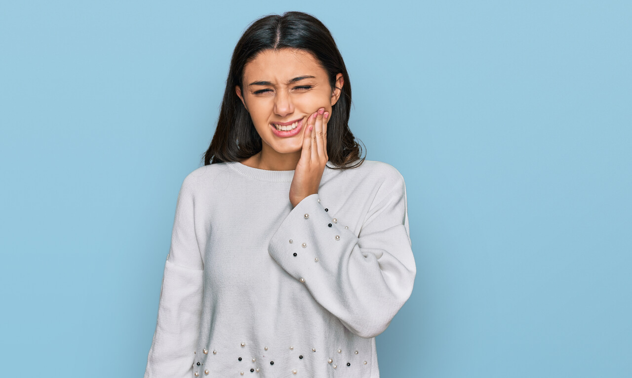 Sensibilidade dos dentes aumenta nos dias frios; saiba como evitar