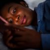Companhias na cama e celular por perto: saiba como é o sono do brasileiro