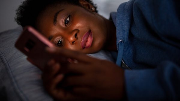 Companhias na cama e celular por perto: saiba como é o sono do brasileiro