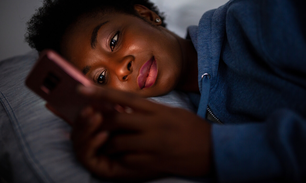 Companhias na cama e celular por perto: saiba como é o sono do brasileiro