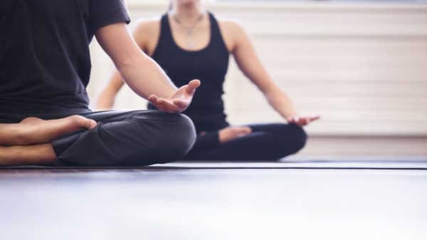 Sofre de insônia? Saiba como o yoga pode melhorar o seu sono