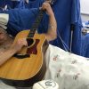 Paciente toca violão durante cirurgia no cérebro: entenda como é possível