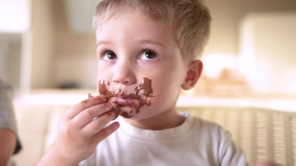 Criança pequena pode comer açúcar? Nutricionista comenta